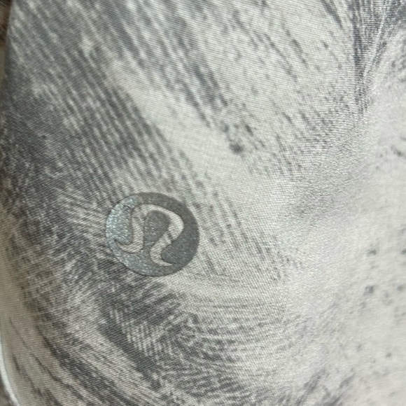 Lululemon Light Cast Women's Shorts-2.5" inseam - Picture 3 of 4